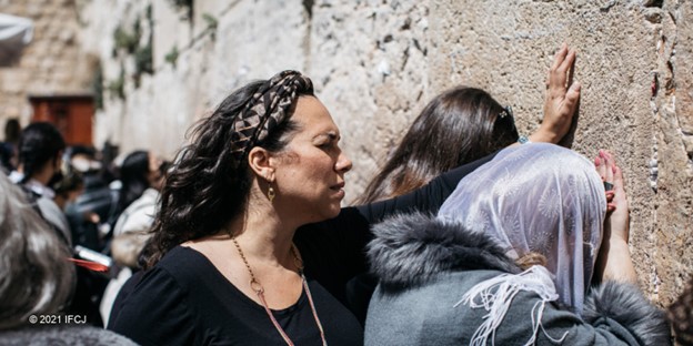 Yael Eckstein praying at the Western Wall