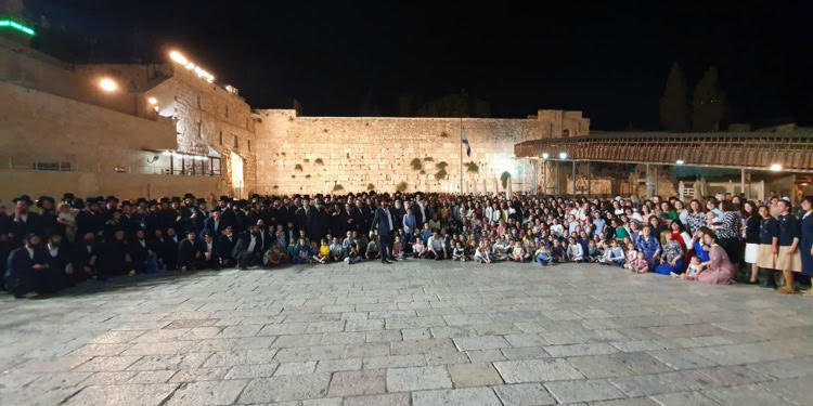 400 descendants of Holocaust survivor Shoshana Ovitz at Western Wall