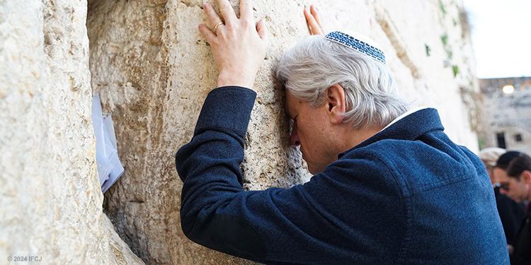 Bishop Paul Lanier prayer at the Western Wall.