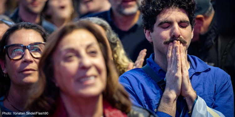 Israelis watch the release of three hostages from Hamas captivity as part of a deal between Israel and Hamas, at hostage square in Tel Aviv, January 19, 2025. (Photo: Yonatan Sindel/Flash90)
