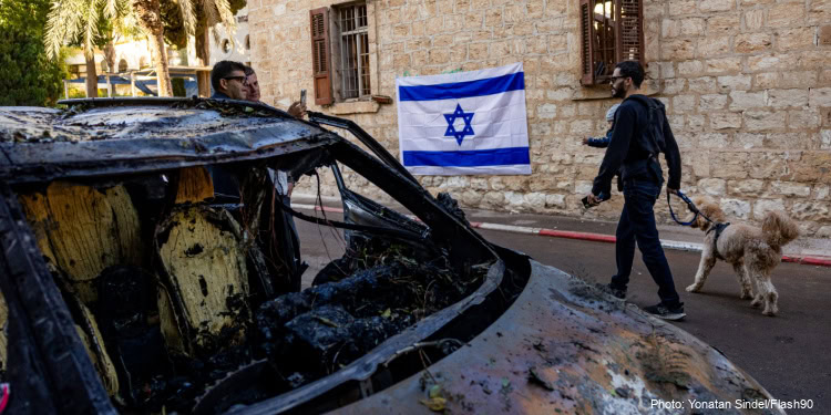 The damage caused to vehicles and buildings from a missile fired from Lebanon last night, in the northern Israeli city of Haifa, November 17, 2024. (Photo: Yonatan Sindel/Flash90)