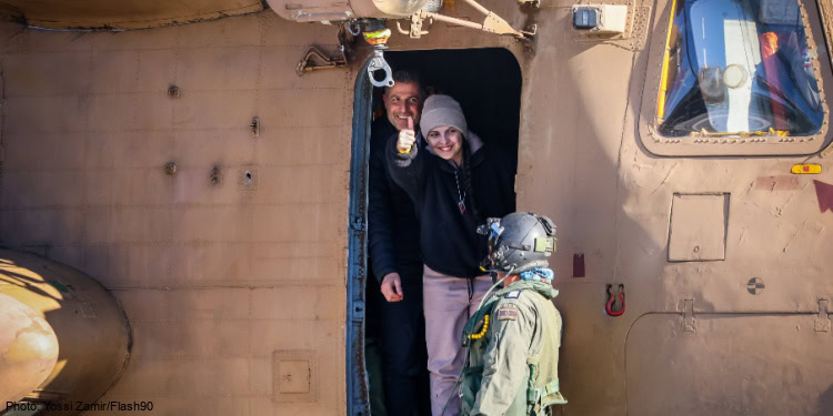 Released hostage Daniella Gilboa arrives at the Rabin Medical Center in Petah Tikva, January 25, 2025. (Photo: Yossi Zamir/Flash90)