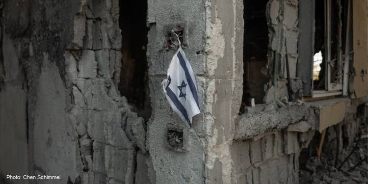 Terror attack, Israel flag, kibbutz (Photo: Chen Schimmel)